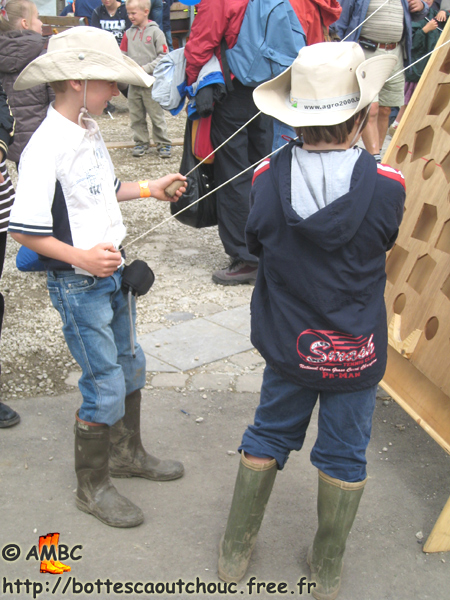 2 boys playing in wellies. Gummistiefel, botas de goma, bottes en caoutchouc, rubber laarzen, 2007.