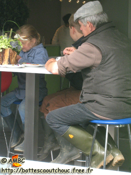 Coffee in wellies, in Libramont. Gummistiefel, botas de goma, bottes en caoutchouc, rubber laarzen, 2007.