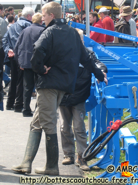 Kid wearing rubber boots and Kway, in Libramont. Gummistiefel, botas de goma, bottes en caoutchouc, rubber laarzen, 2007.