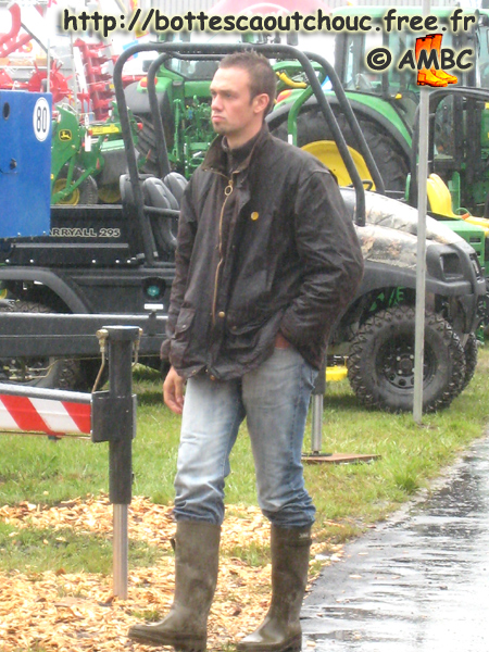 Young guy wearing Aigle rubber boots in Libramont. Gummistiefel, botas de goma, bottes en caoutchouc, rubber laarzen, 2007.