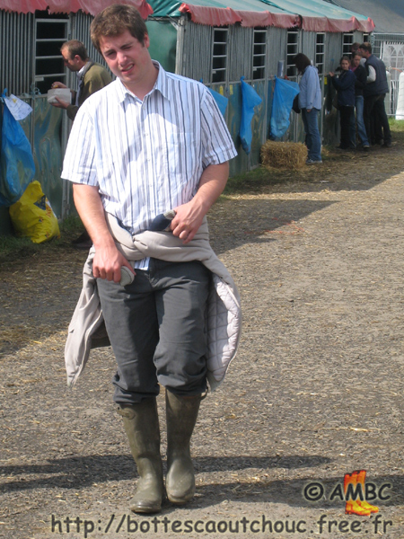 Nice looking guy wearing rubber boots in Libramont. Gummistiefel, botas de goma, bottes en caoutchouc, rubber laarzen, 2007.