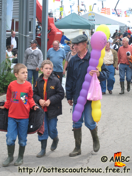The whole family wearing rubber boots in Libramont. Gummistiefel, botas de goma, bottes en caoutchouc, rubber laarzen, 2007.