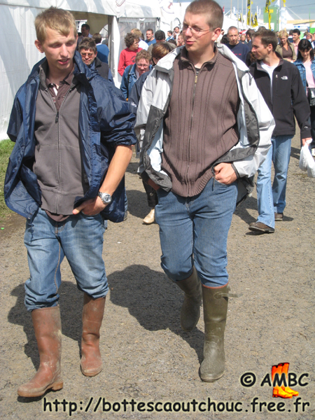 Wearing rubber boots under the sun  in Libramont. Gummistiefel, botas de goma, bottes en caoutchouc, rubber laarzen, 2007.