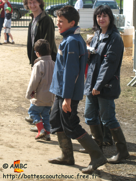 The whole family is wearing rubber boots. Gummistiefel, botas de goma, bottes en caoutchouc, rubber laarzen, Libramont, 30 July 2007.