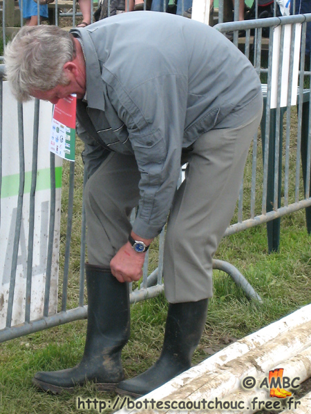 He is putting back his wellies on. Gummistiefel, botas de goma, bottes en caoutchouc, rubber laarzen, Libramont, 30 July 2007.