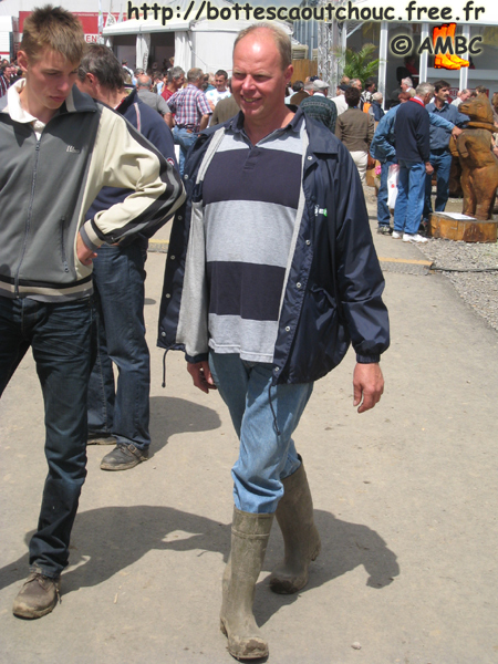Wearing muddy Dunlop wellies. Gummistiefel, botas de goma, bottes en caoutchouc, rubber laarzen, Libramont, 30 July 2007.