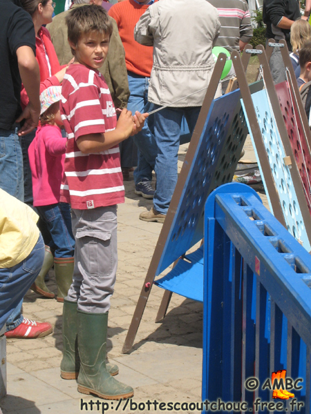 Teenager duly booted. Gummistiefel, botas de goma, bottes en caoutchouc, rubber laarzen, Libramont, 30 July 2007.