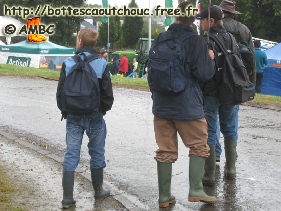 Young rubber booted guys in Libramont, Belgium. Gummistiefel, botas de goma, bottes en caoutchouc, rubber laarzen, 2007.