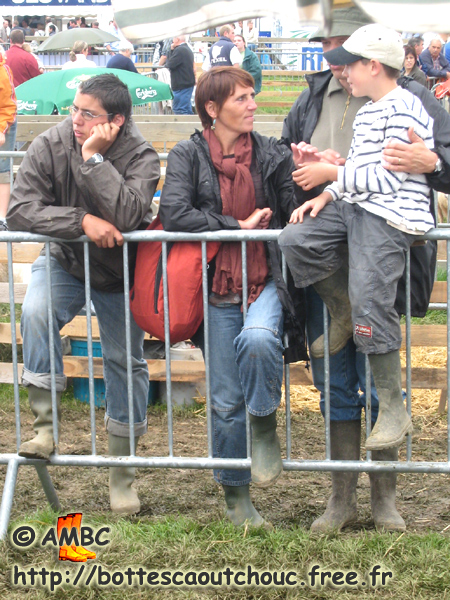 The family is wearing rubber boots   in Libramont. Gummistiefel, botas de goma, bottes en caoutchouc, rubber laarzen, 2007.