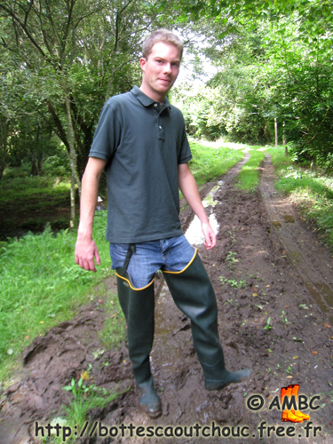 Wearing waders in a muddy path, 2008. Gummistiefel, bottes caoutchouc.