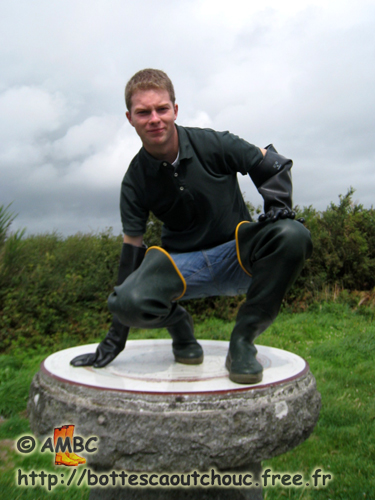 Wearing Le Chameau waders, 2008. Gummistiefel, cuissardes caoutchouc.