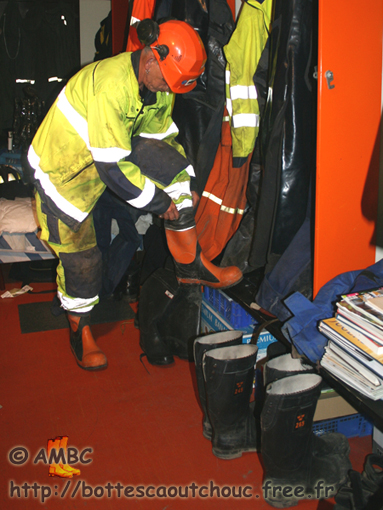 Mike wearing working gear. Gummistiefel, bottes caoutchouc, rubber boots, Gummistövlar, 2012.