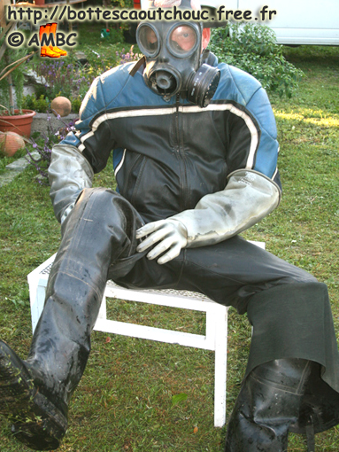 Mike wearing waders & blue & black motobike gear . Gummistiefel, bottes caoutchouc, rubber boots, Gummistövlar, 2012.