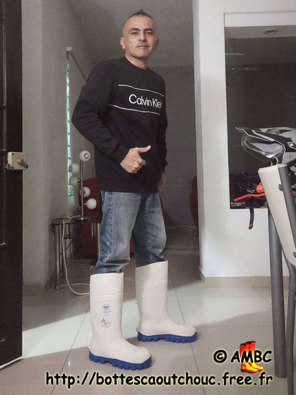 Omar in white Bekina StepliteX