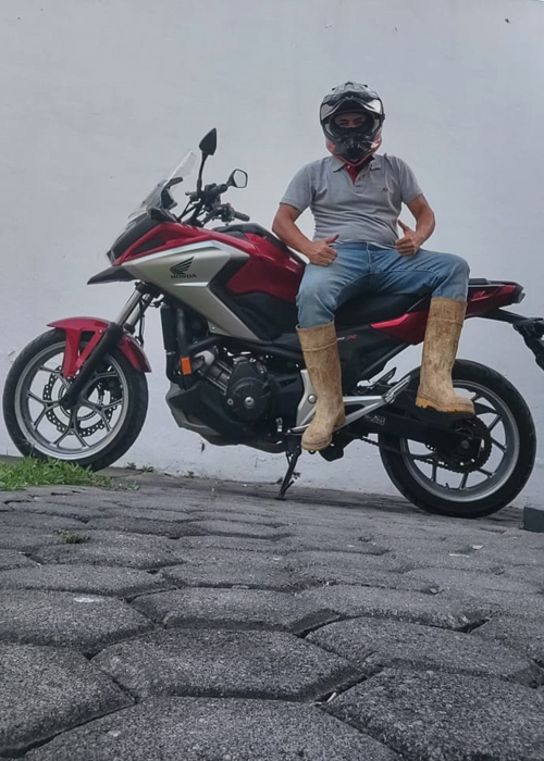 J'adore porter des bottes déjà portées, quand je fais de la moto. (2023)