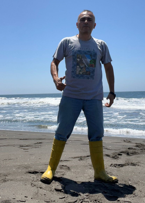 En bottes d'occasion sur la plage, 2023.