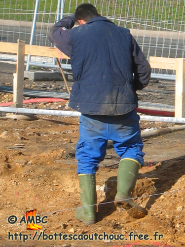 Worker in Dammarie Les Lys, February 2007.