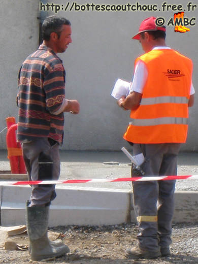 Workers in Dammarie Les Lys, 2009. Gummistiefel, rubber laarzen, botas de hule, gumboots, bottes caoutchouc.