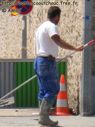 Rubberbooted worker in Dammarie Les Lys, 2009. Gummistiefel, rubber laarzen, botas de hule, gumboots, bottes caoutchouc.