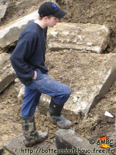 Young rubberbooted worker in Eupen (Belgium), 2010. Gummistiefel, rubber laarzen, botas de hule, gumboots, bottes caoutchouc.
