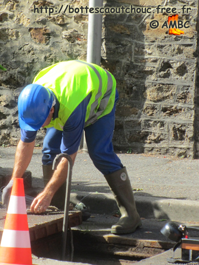 Young rubberbooted worker in Eupen (Belgium), 2010. Gummistiefel, rubber laarzen, botas de hule, gumboots, bottes caoutchouc.