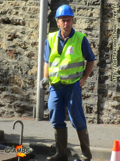 Veolia ubberbooted worker in Melun (Bekina boots), 2011. Gummistiefel, rubber laarzen, botas de hule, gumboots, bottes caoutchouc.