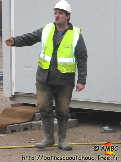 Worker in Dammarie Les Lys, 2005. Gummistiefel, rubber laarzen, botas de hule, gumboots, bottes caoutchouc.