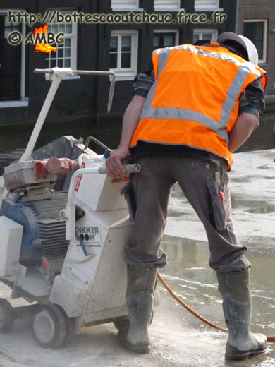 Rubberbooted worker in Amsterdam, 2011. Gummistiefel, rubber laarzen, botas de hule, gumboots, bottes caoutchouc.