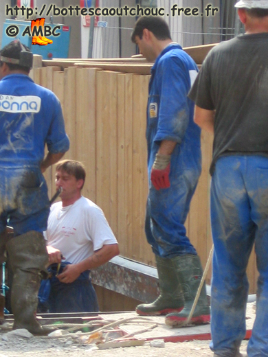 Rubberbooted workers in Troyes (Champagne), 2004. Gummistiefel, rubber laarzen, botas de hule, gumboots, bottes caoutchouc.