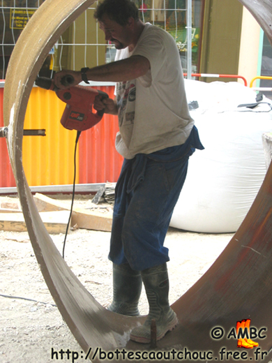 Rubberbooted worker in Troyes (Champagne), 2004. Gummistiefel, rubber laarzen, botas de hule, gumboots, bottes caoutchouc.
