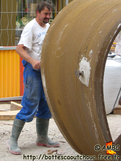 Strong rubberbooted worker in Troyes (Champagne), 2004. Gummistiefel, rubber laarzen, botas de hule, gumboots, bottes caoutchouc.