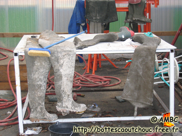 Strong rubberbooted worker in Troyes (Champagne), 2004. Gummistiefel, rubber laarzen, botas de hule, gumboots, bottes caoutchouc.