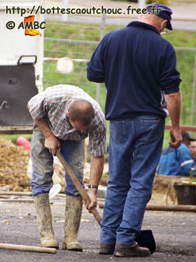 Workers in Melun, 90's. Gummistiefel, rubber laarzen, botas de hule, gumboots, bottes caoutchouc.