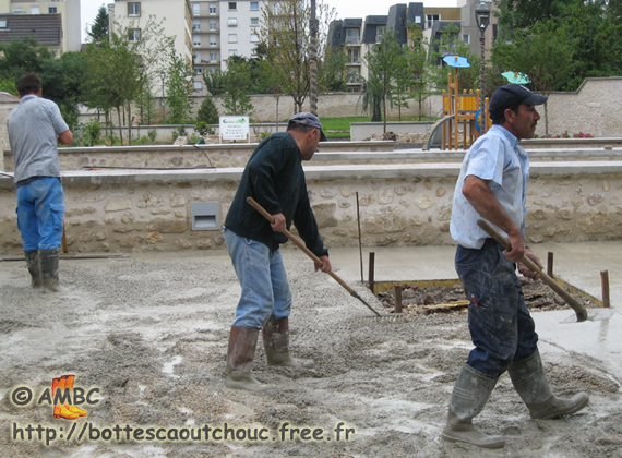 Rubberbooted workers in Melun, June 2007. Gummistiefel, rubber laarzen, botas de hule, gumboots, bottes caoutchouc.
