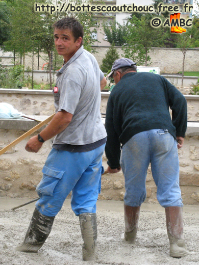 Rubberbooted workers in Melun, June 2007. Gummistiefel, rubber laarzen, botas de hule, gumboots, bottes caoutchouc.