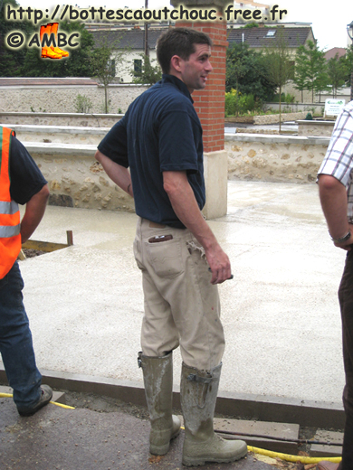 Rubberbooted workers in Melun, June 2007. Gummistiefel, rubber laarzen, botas de hule, gumboots, bottes caoutchouc.