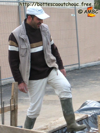 Rubberbooted worker in Melun (France), March 2007. Gummistiefel, rubber laarzen, botas de hule, gumboots, bottes caoutchouc.