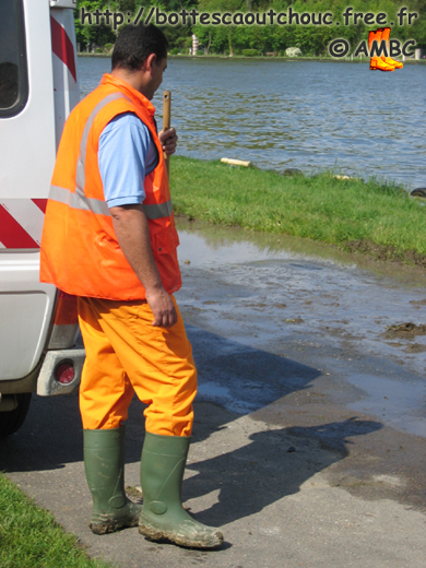 Rubberbooted worker in Dammarie les Lys (France), 03 May 2005. Gummistiefel, rubber laarzen, botas de hule, gumboots, bottes caoutchouc.