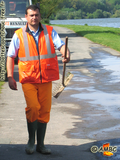 Rubberbooted worker in Dammarie les Lys (France), 03 May 2005. Gummistiefel, rubber laarzen, botas de hule, gumboots, bottes caoutchouc.