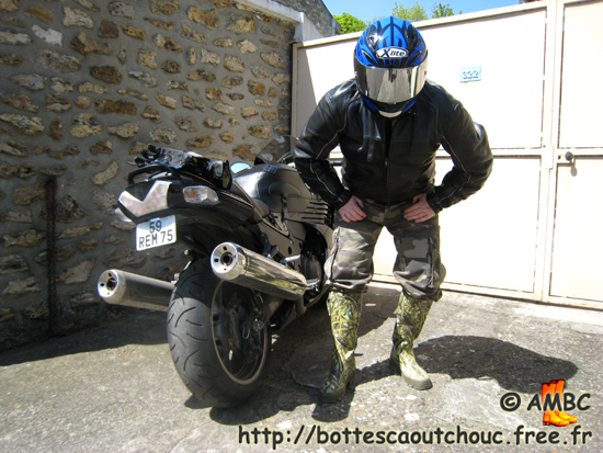 Biker wearing Le Chameau camo wellies, 2008. Gummistiefel, bottes caoutchouc.