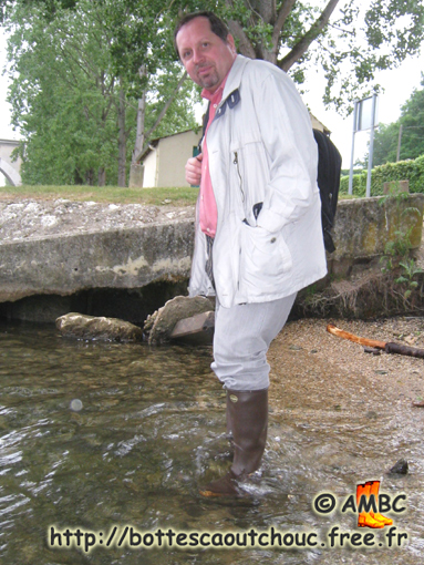 Wearing Anjou gumboots; Gummistiefel, bottes caoutchouc, 2010.