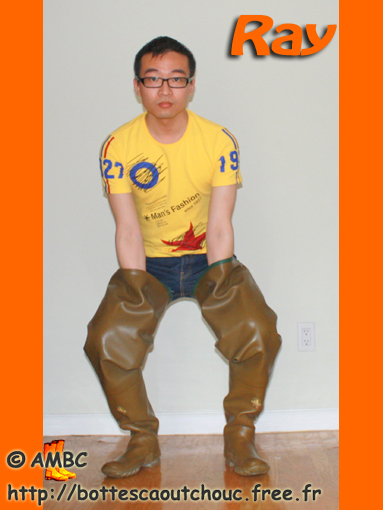 Ray le Botteux en cuissardes brunes. Gummistiefel, gumboots, bottes caoutchouc, 2011.