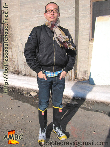 Ray in snowy streets, 2011. Gummistiefel, gumboots, bottes caoutchouc, botas de goma.