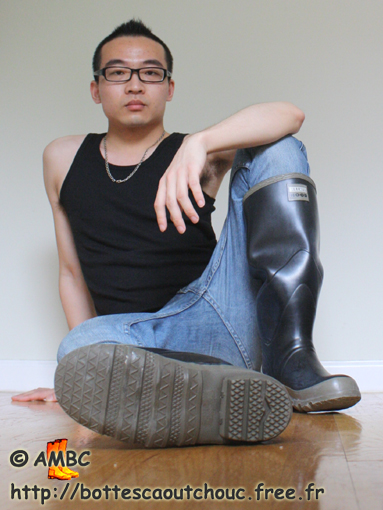 Ray wearing Bullseyes gumboots, 2011. Gummistiefel, gumboots, bottes caoutchouc, botas de goma.