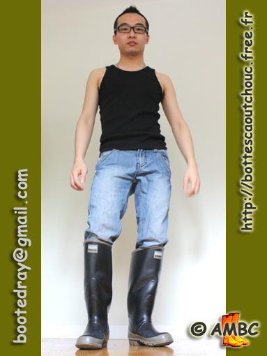 Ray wearing Bullseyes gumboots, 2011. Gummistiefel, gumboots, bottes caoutchouc, botas de goma.