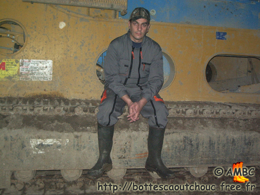 Wearing overalls on a building site. Gummistiefel, bottes caoutchouc, gumboots, 2009.