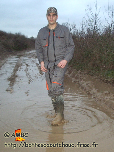 Wearing coveralls and gumboots. Gummistiefel, bottes caoutchouc, 2009.