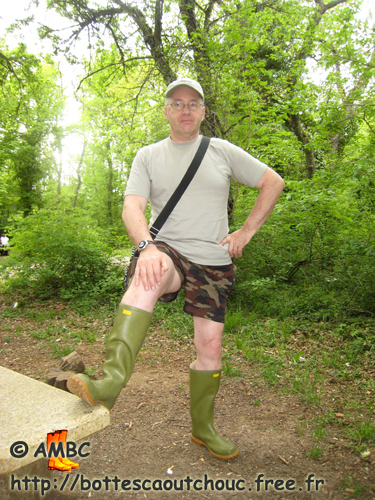 Wearing shorts & Superga wellies. Gummistiefel, bottes caoutchouc.