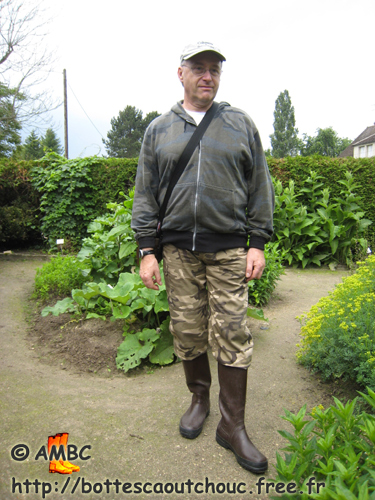 Wearing brown Viking wellies. Gummistiefel, bottes caoutchouc.
