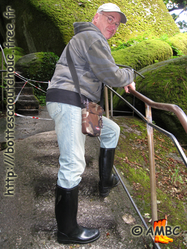 Wearing black Nora wellies, 2008. Gummistiefel, bottes caoutchouc.